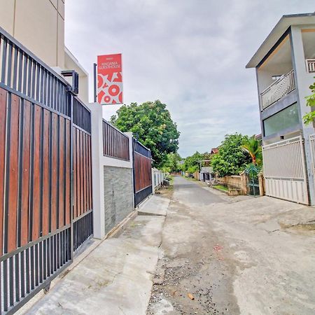 Oyo 90820 Madania Guesthouse Syariah Mataram Ngoại thất bức ảnh