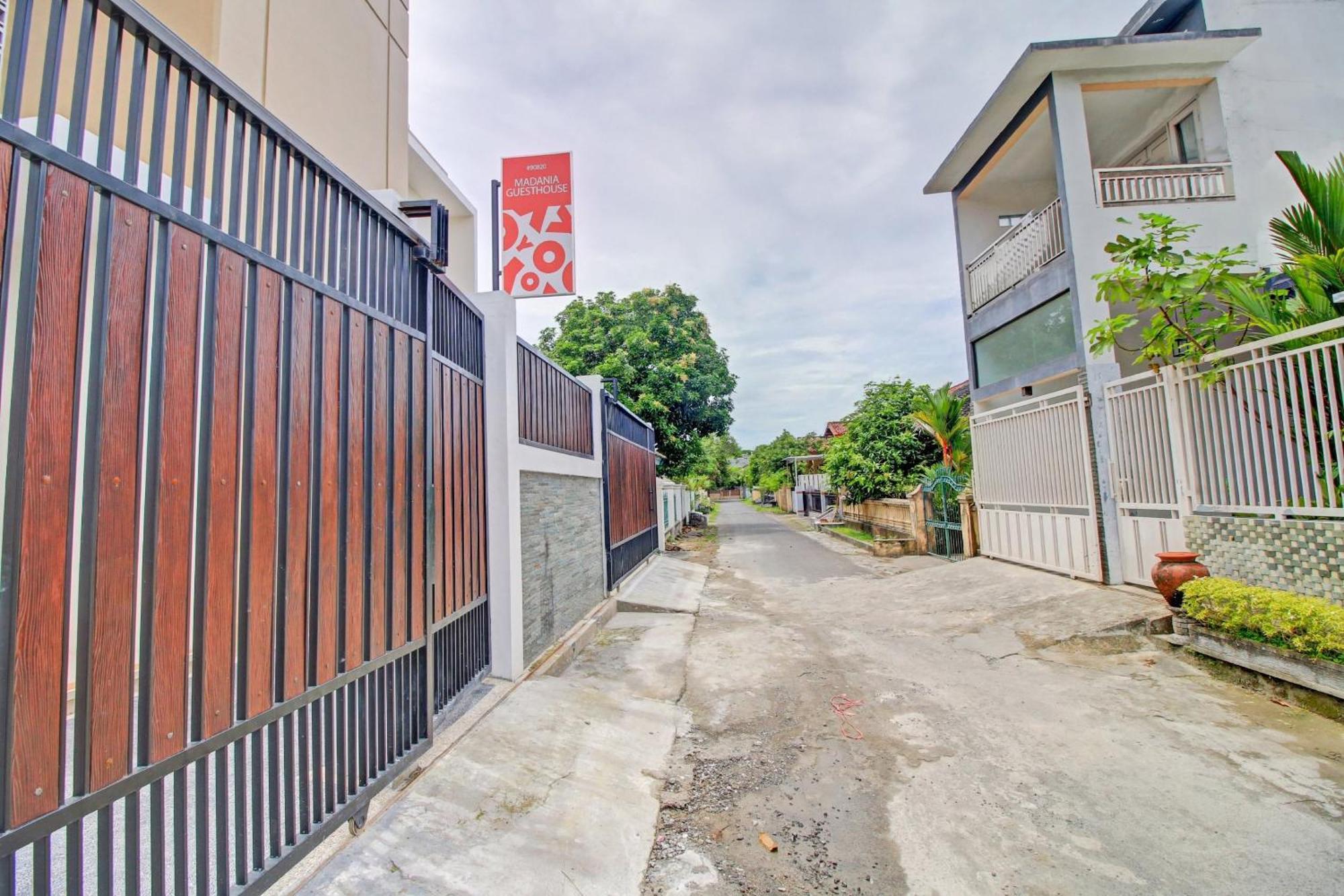 Oyo 90820 Madania Guesthouse Syariah Mataram Ngoại thất bức ảnh