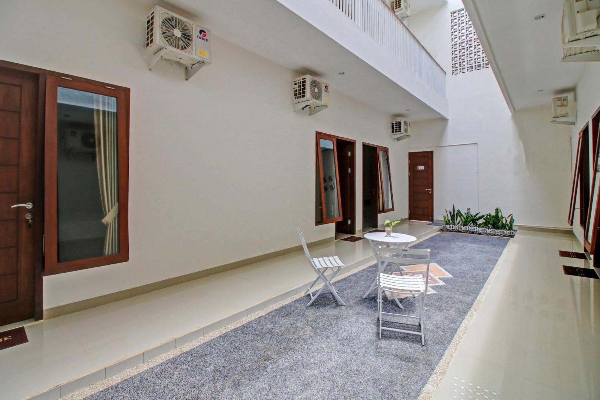 Oyo 90820 Madania Guesthouse Syariah Mataram Ngoại thất bức ảnh