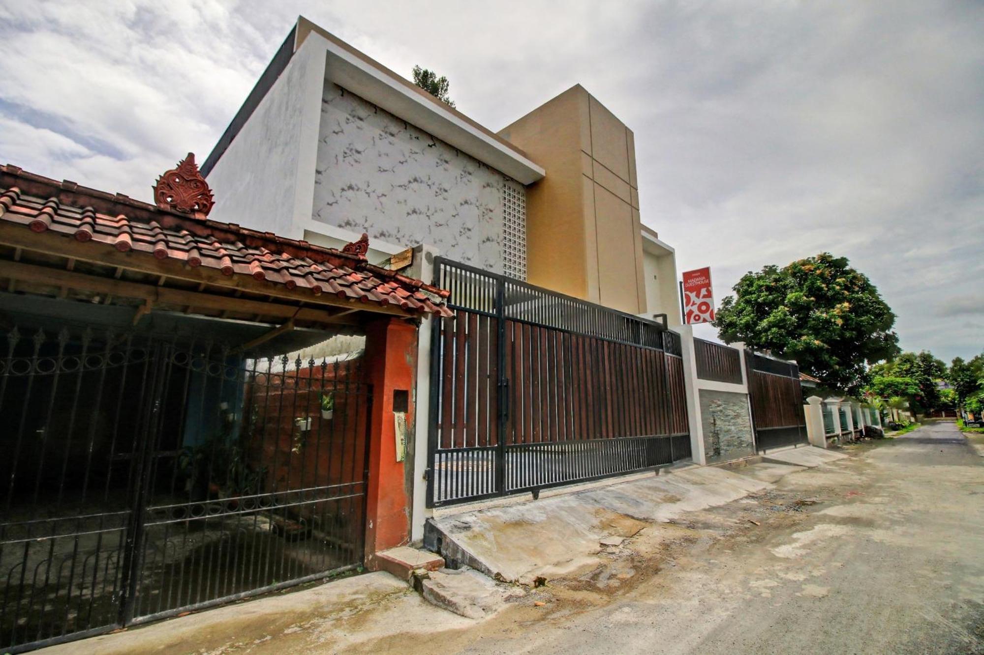 Oyo 90820 Madania Guesthouse Syariah Mataram Ngoại thất bức ảnh
